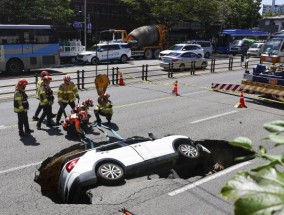 韩国一辆SUV被地陷吞没，造成2人受伤