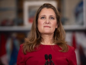 加拿大总理之位有力竞争者Freeland：呼吁被特朗普针对的国家召开峰会